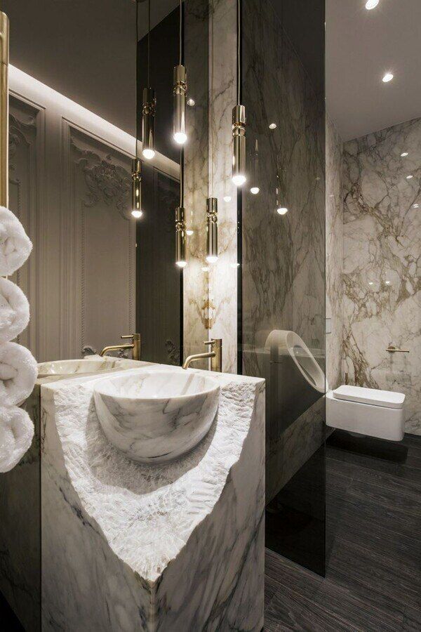 Квартира оборудована мебелью, а также бытовой техникой.