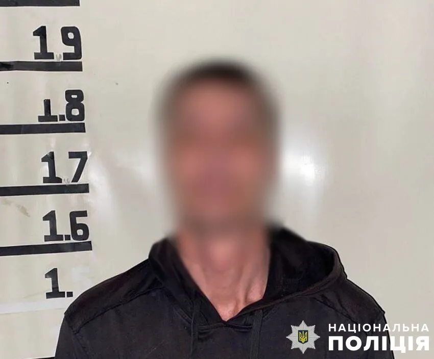 У Києві затримали росіянина-рецидивіста, який, погрожуючи ножем, пограбував аптеку. Фото