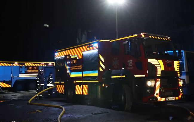 У Дніпрі масштабна пожежа, згорів ангар з автобусами (фото, відео)