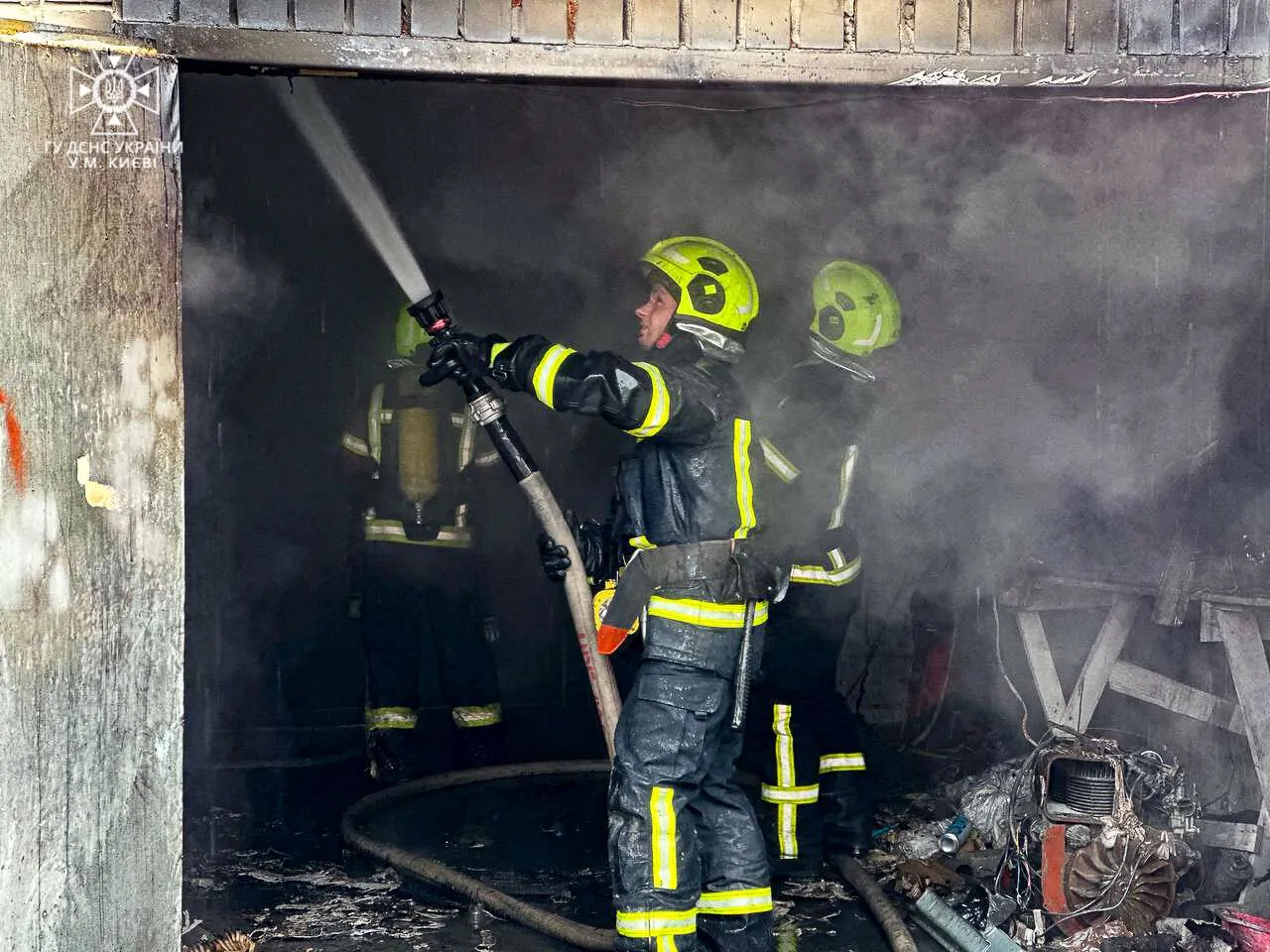 У Києві на Троєщині рятувальники запобігли вибуху під час пожежі. Подробиці і фото dqxikeidqxidqrant