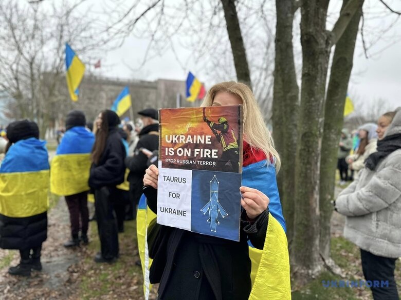 В Берлине несколько тысяч активистов потребовали передать Украине Taurus 12