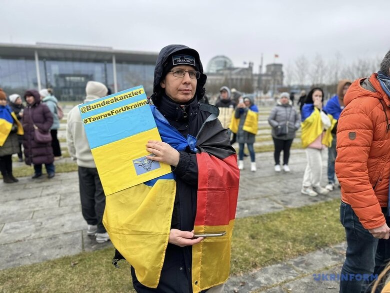 В Берлине несколько тысяч активистов потребовали передать Украине Taurus 14