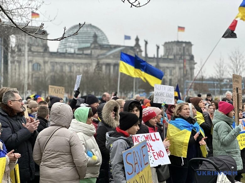 В Берлине несколько тысяч активистов потребовали передать Украине Taurus 16