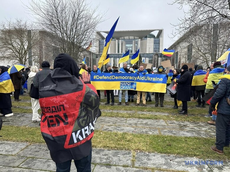 В Берлине несколько тысяч активистов потребовали передать Украине Taurus 04