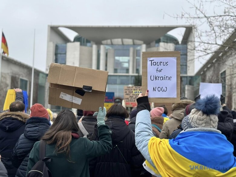 В Берлине несколько тысяч активистов потребовали передать Украине Taurus 06