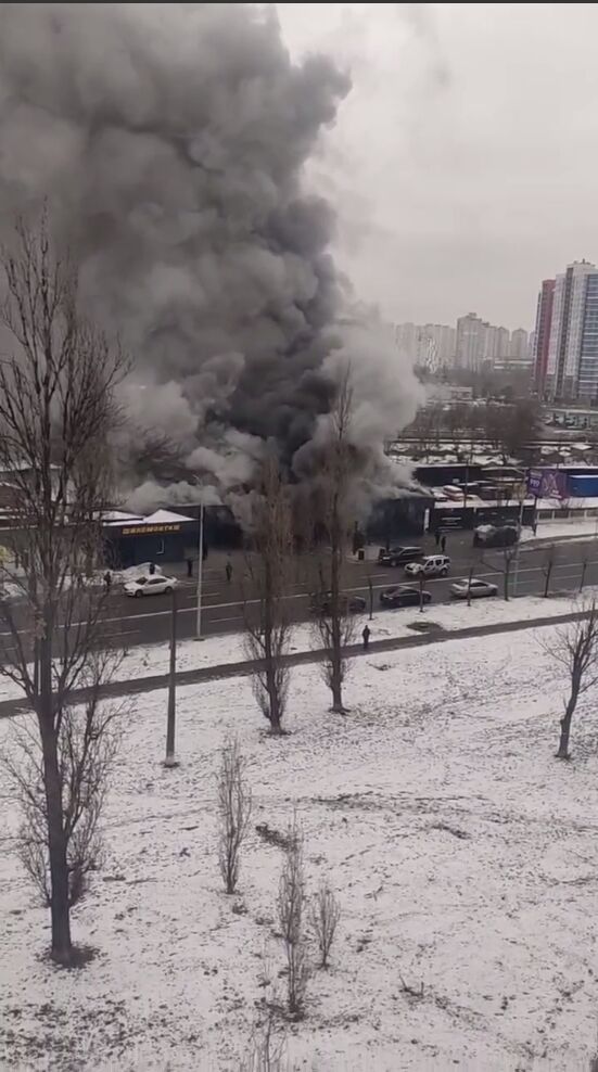 У Києві на Березняках сталась масштабна пожежа на автомийці: рух транспорту ускладнено. Фото і відео