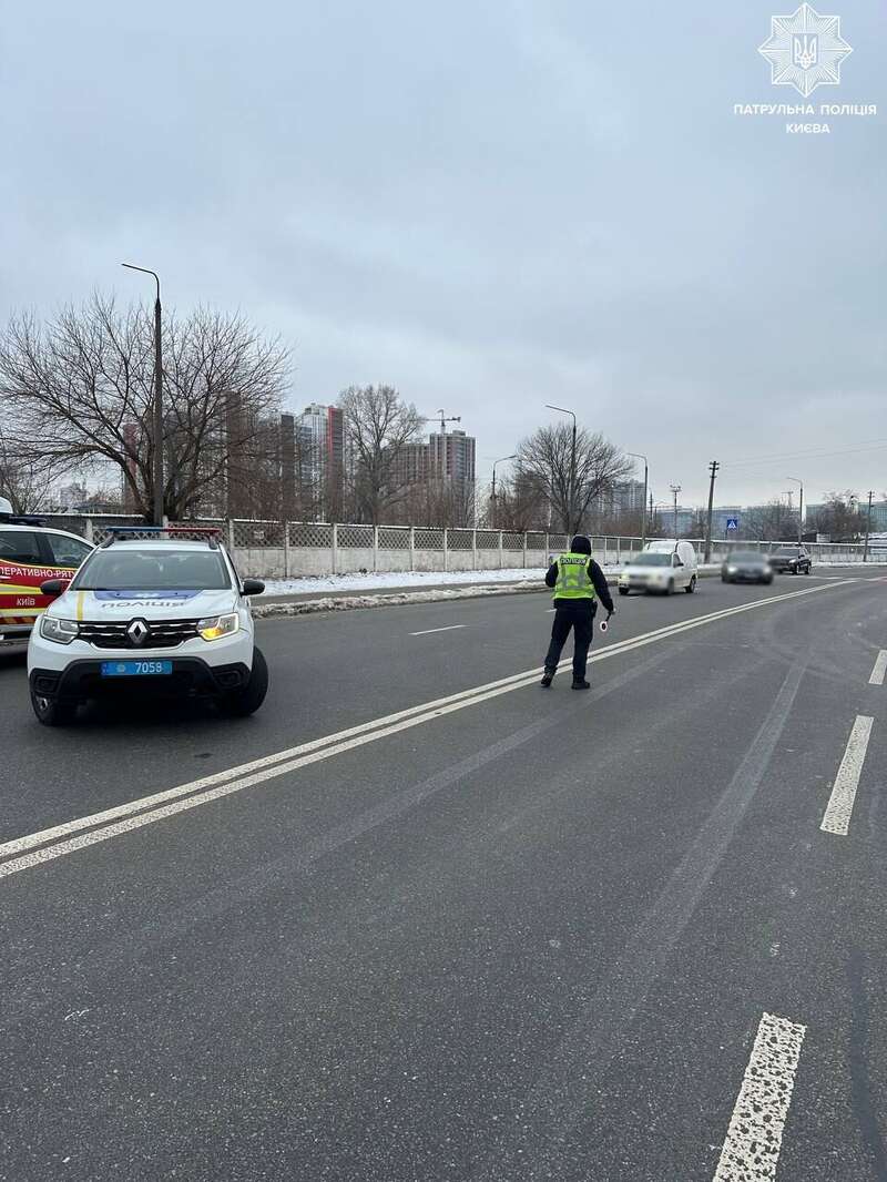 У Києві на Березняках сталась масштабна пожежа на автомийці: рух транспорту ускладнено. Фото і відео