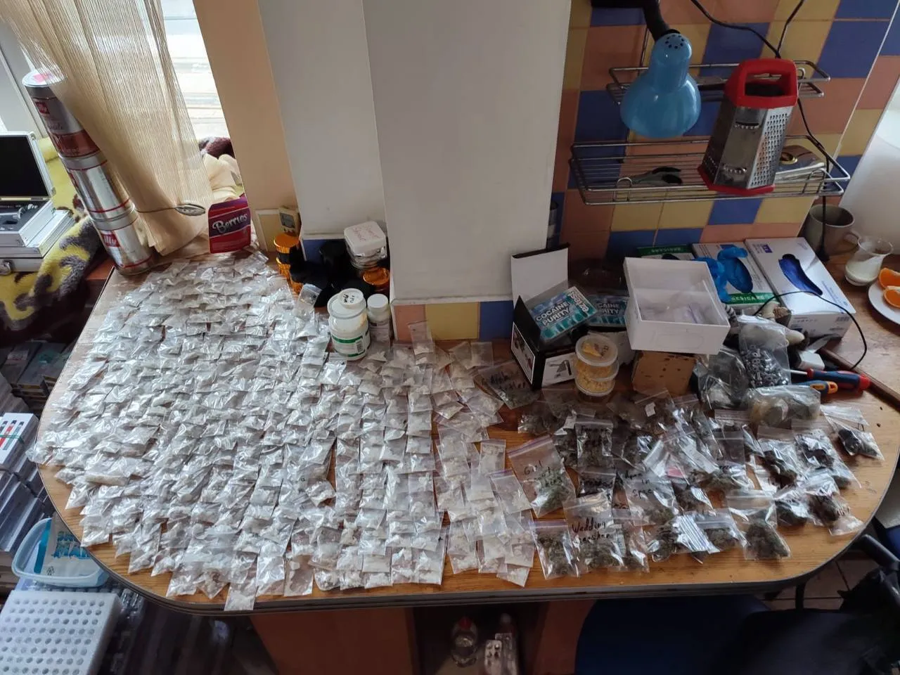 Зарабатывали до 100 млн грн в год: в Киеве разоблачили наркогруппировку. Фото и видео