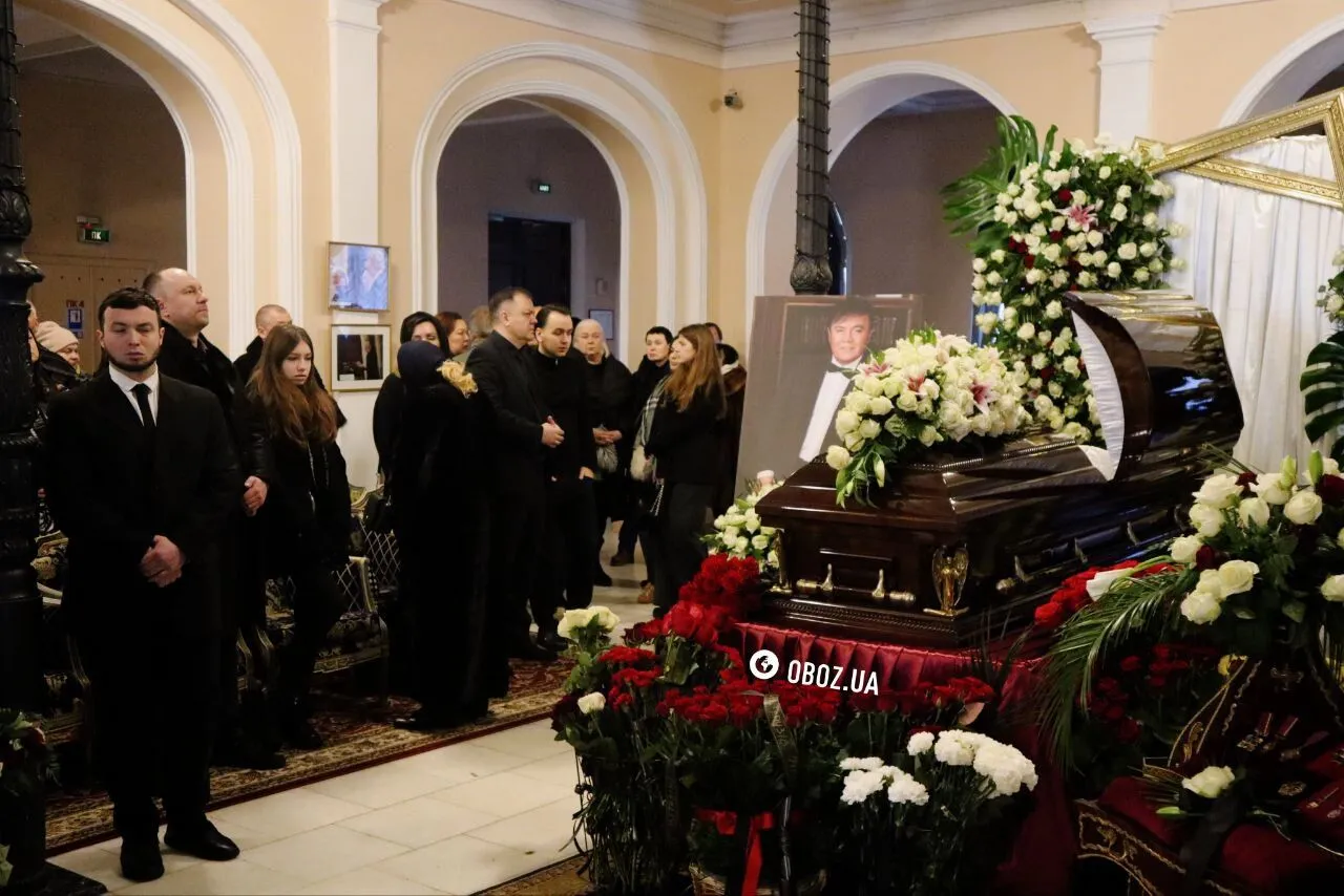 У Києві прощаються з Віталієм Білоножком: прийшли Філарет і військові ЗСУ, а Лобода й Ротару передали квіти