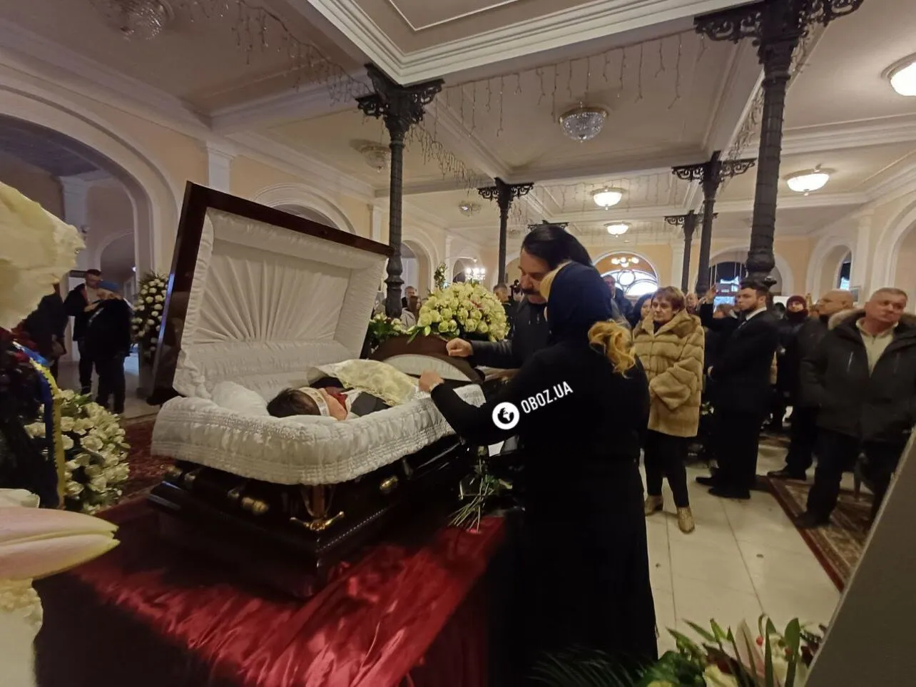 У Києві прощаються з Віталієм Білоножком: прийшли Філарет і військові ЗСУ, а Лобода й Ротару передали квіти