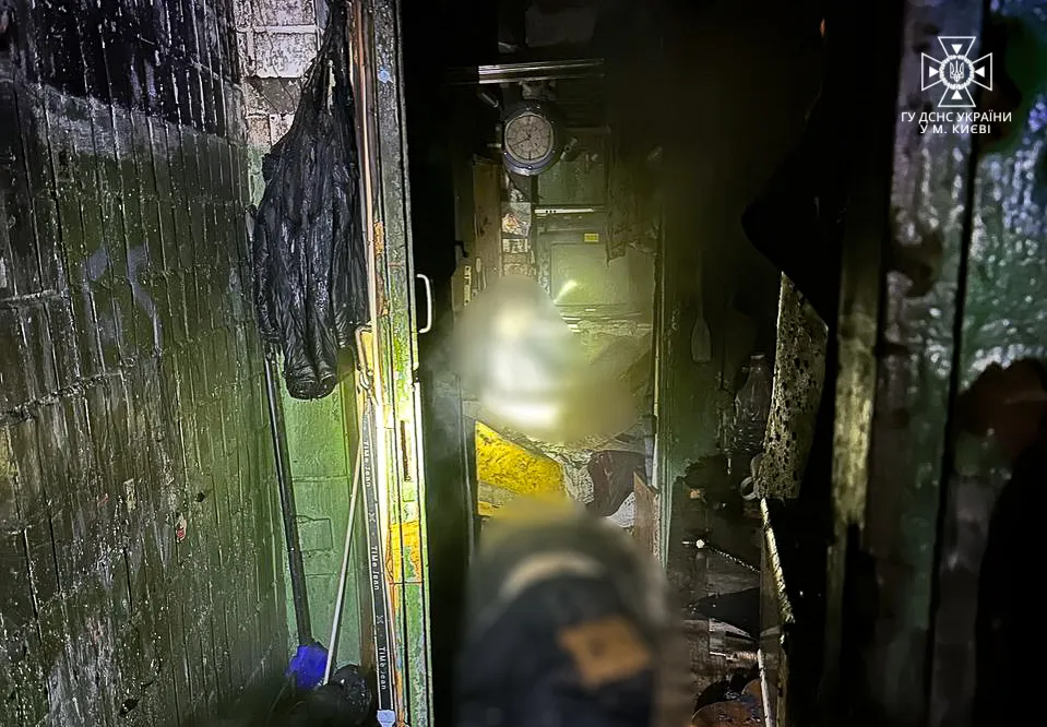 У Києві сталась пожежа в сміттєзбірнику багатоповерхівки: є загиблі. Фото