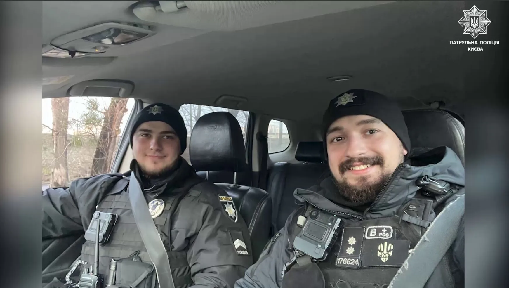 В Киеве мужчина застрял под трубами теплотрассы: пришлось вытаскивать полицейским и спасателям. Видео