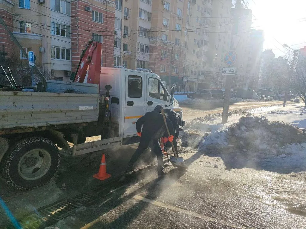 У російському Липецьку прорвало тепломережу: посеред міста б’ють гарячі гейзери. Відео