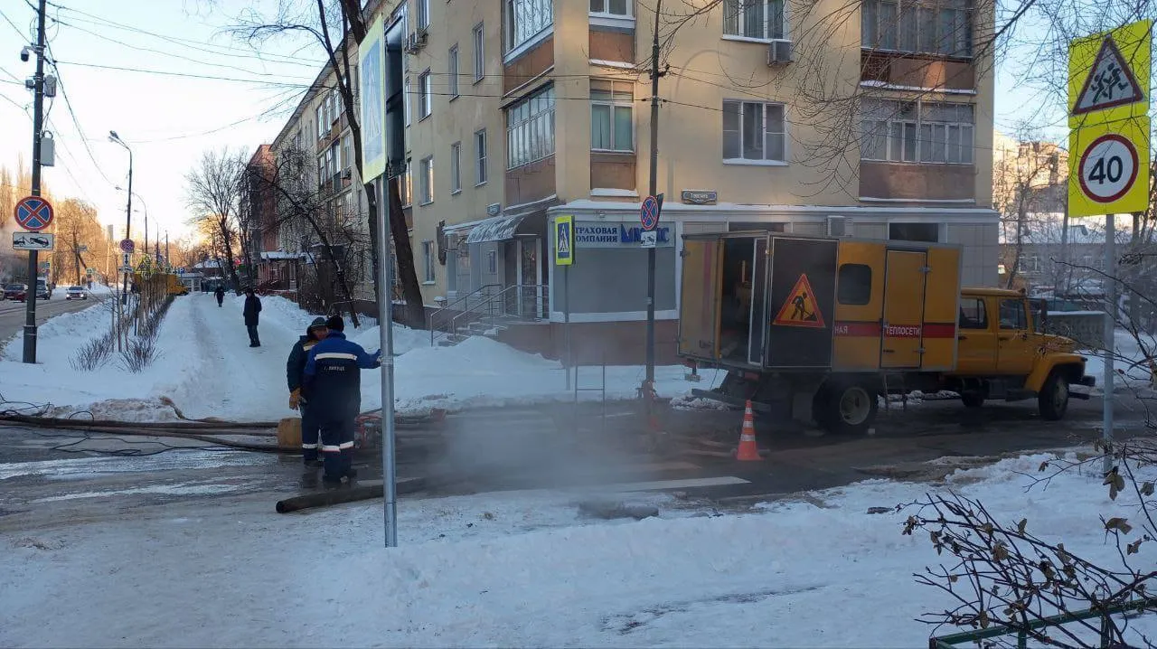 У російському Липецьку прорвало тепломережу: посеред міста б’ють гарячі гейзери. Відео