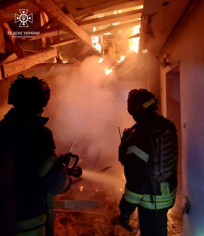 Рашисти обстріляли Херсон, горів будинок 01 dqxikeidqxidqeant