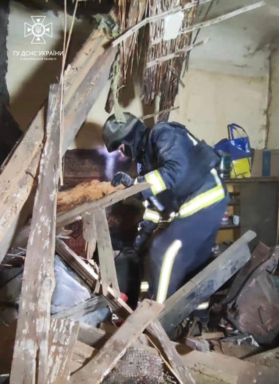 Рашисти обстріляли Херсон, горів будинок 02