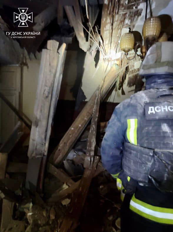 Рашисти обстріляли Херсон, горів будинок 03