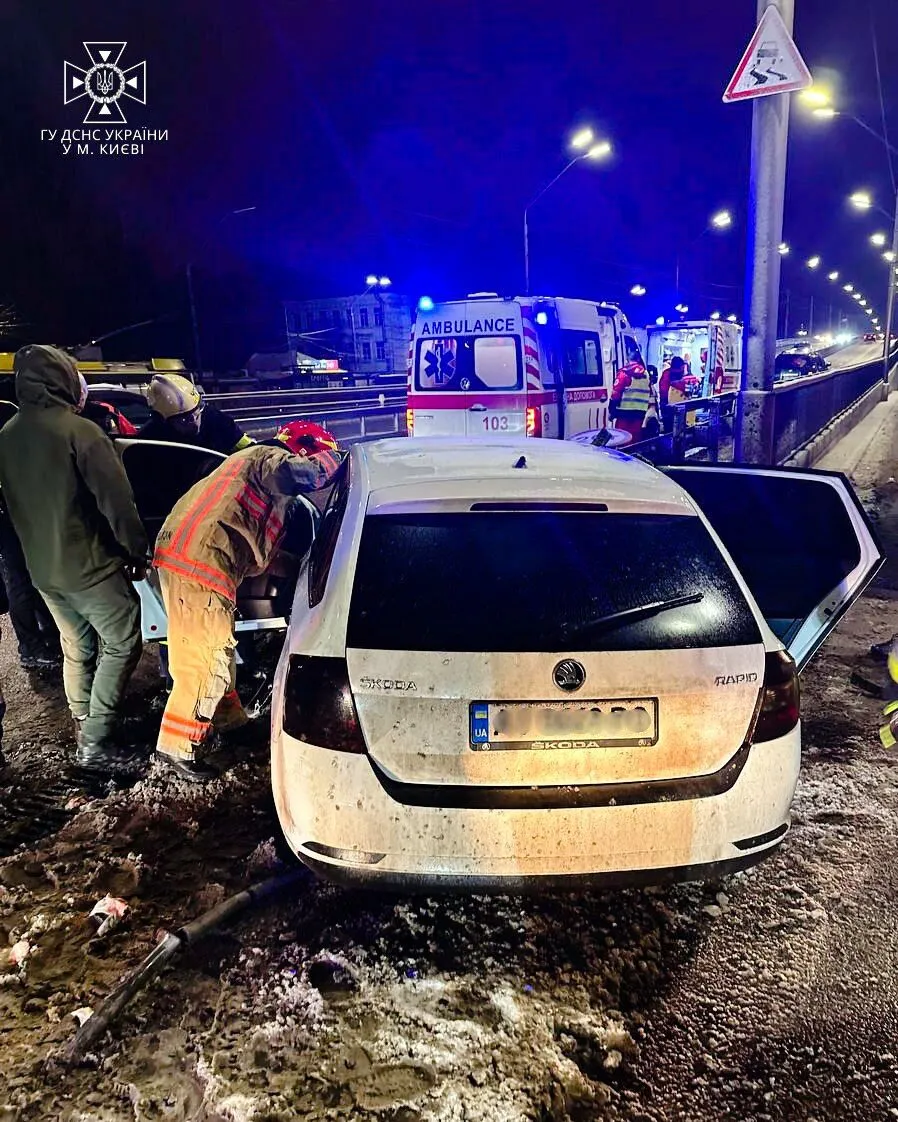 У Києві легковик протаранив відбійник: водія затисло між сидінням та панеллю приладів. Фото dqxikeidqxidqrant