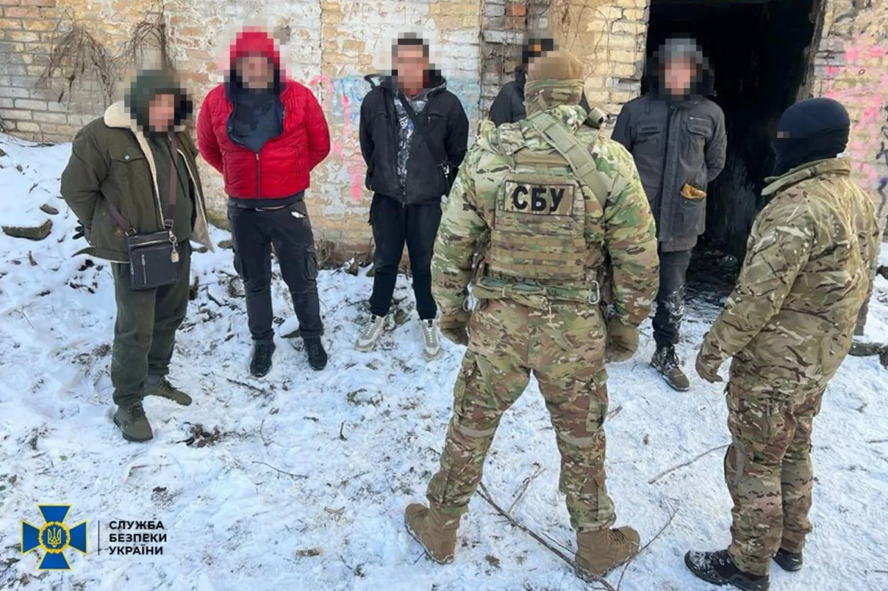 На Запоріжжі знешкодили банду рекетирів, які викрадали людей і вибивали неіснуючі борги. Фото dqxikeidqxidqrant