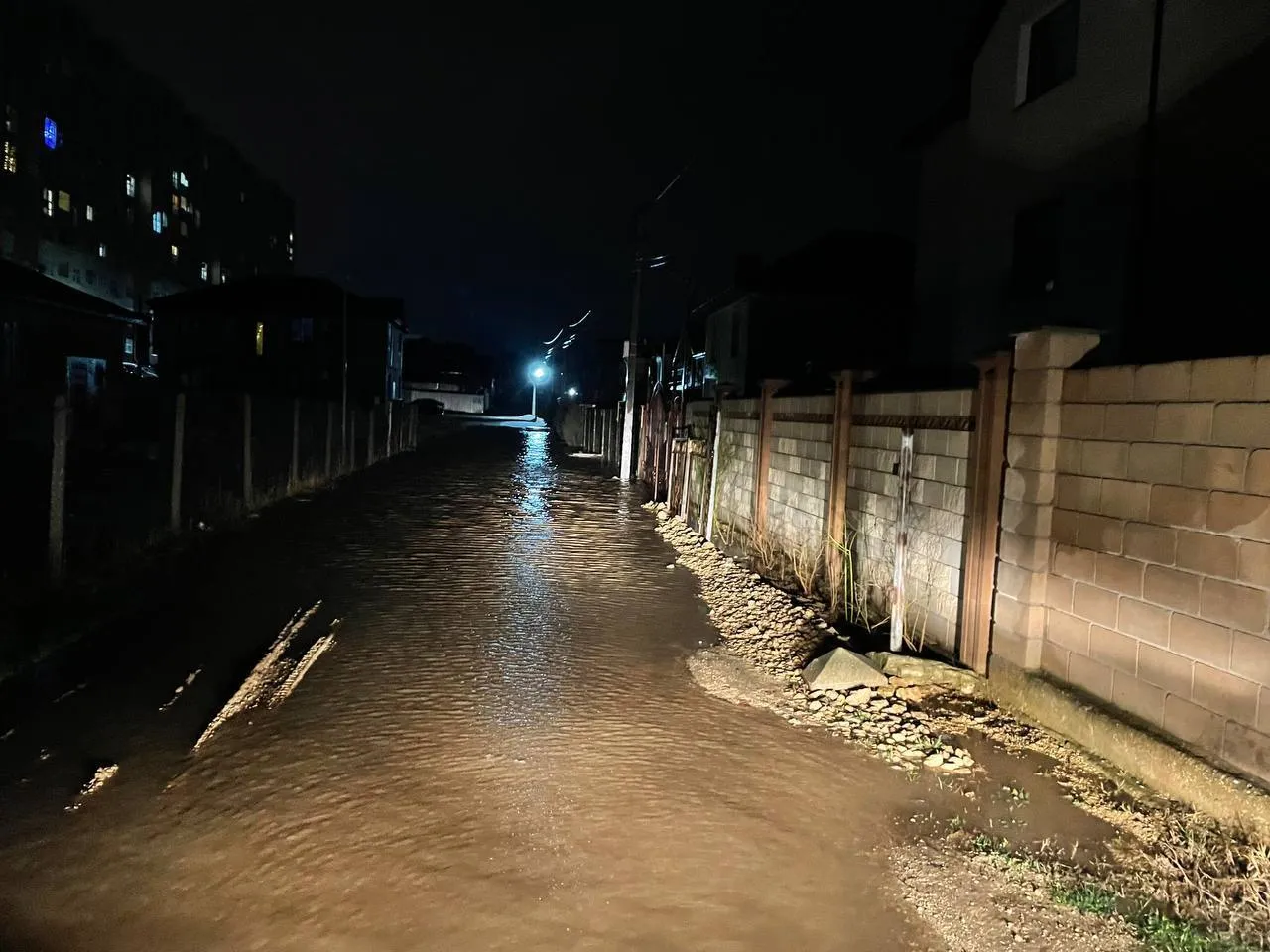 Вулиці перетворилися на бурхливі ріки, затопило будинки: в окупованому Севастополі вирувала негода. Фото і відео dqxikeidqxidqrant