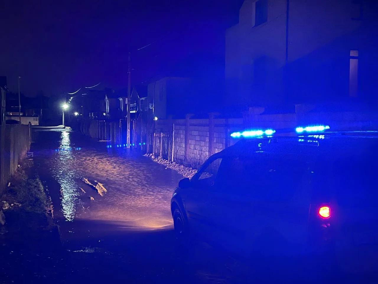 Вулиці перетворилися на бурхливі ріки, затопило будинки: в окупованому Севастополі вирувала негода. Фото і відео