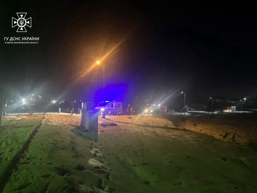 На Івано-Франківщині поїзд протаранив авто: є постраждалий. Фото dqxikeidqxidqeant