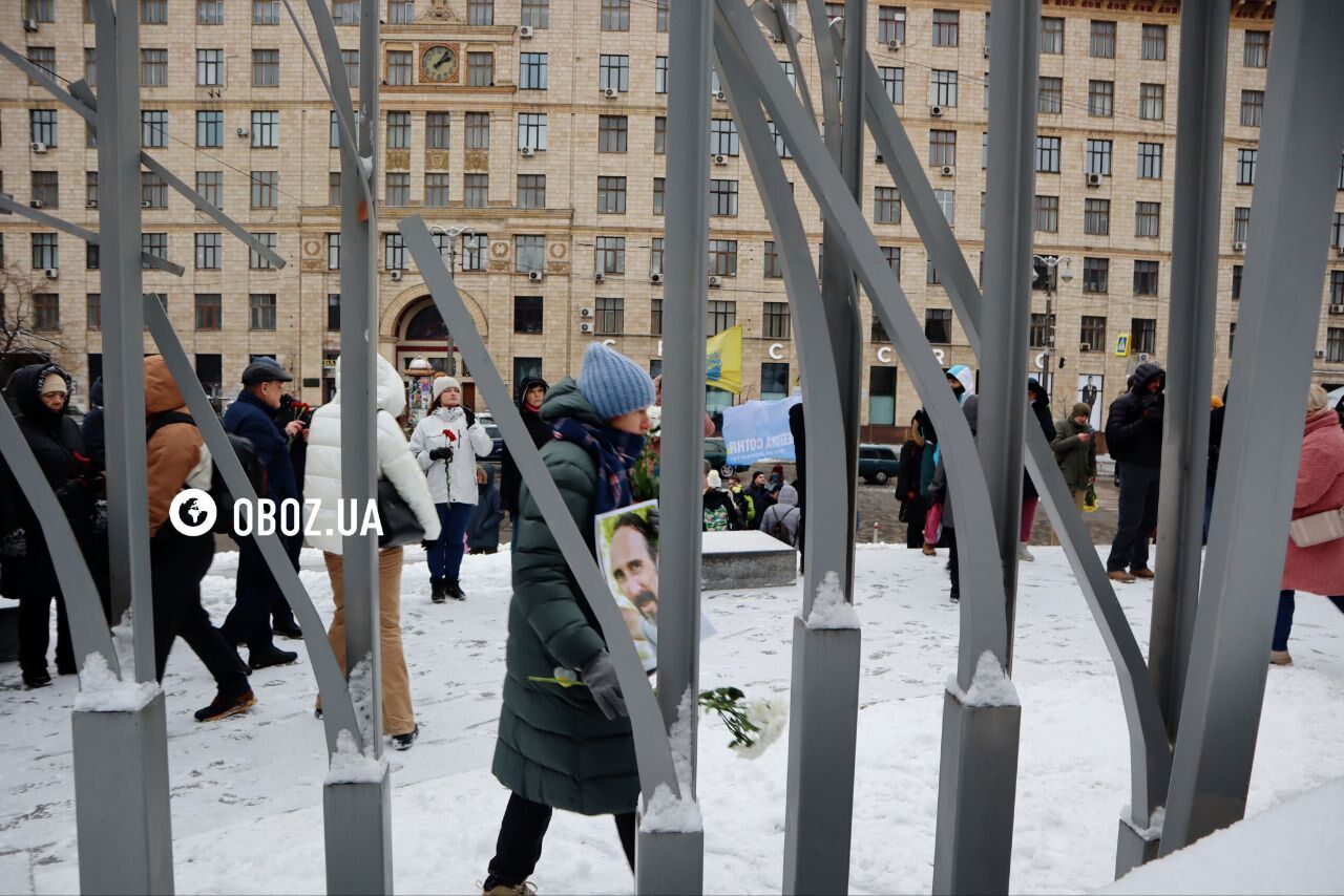 С портретами, цветами и лампадками: в Киеве почтили память первых погибших Героев Небесной сотни. Фото и видео