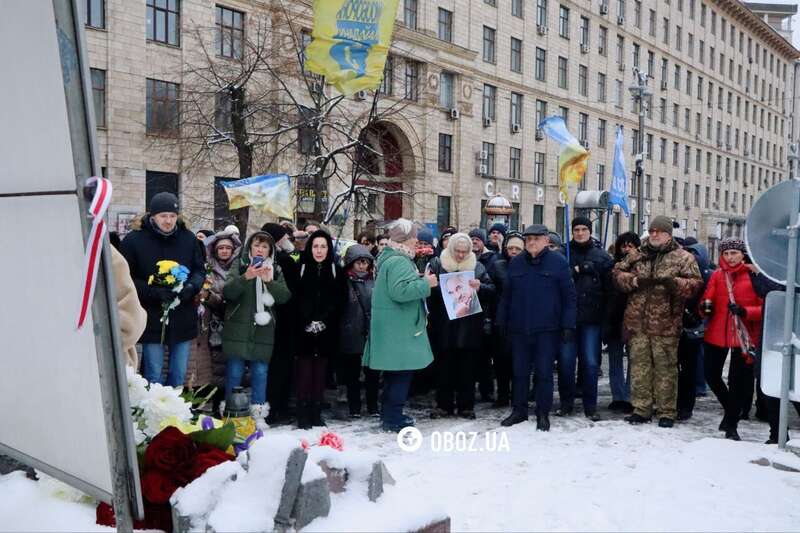 С портретами, цветами и лампадками: в Киеве почтили память первых погибших Героев Небесной сотни. Фото и видео