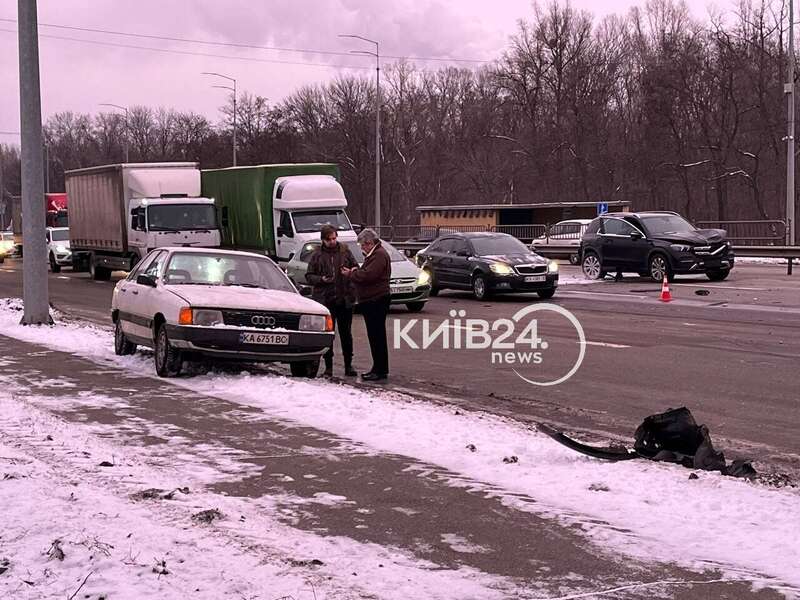 В Киеве на Столичном шоссе Mercedes сбил насмерть пешехода: известно подробности. Фото и видео dqxikeidqxidqeant