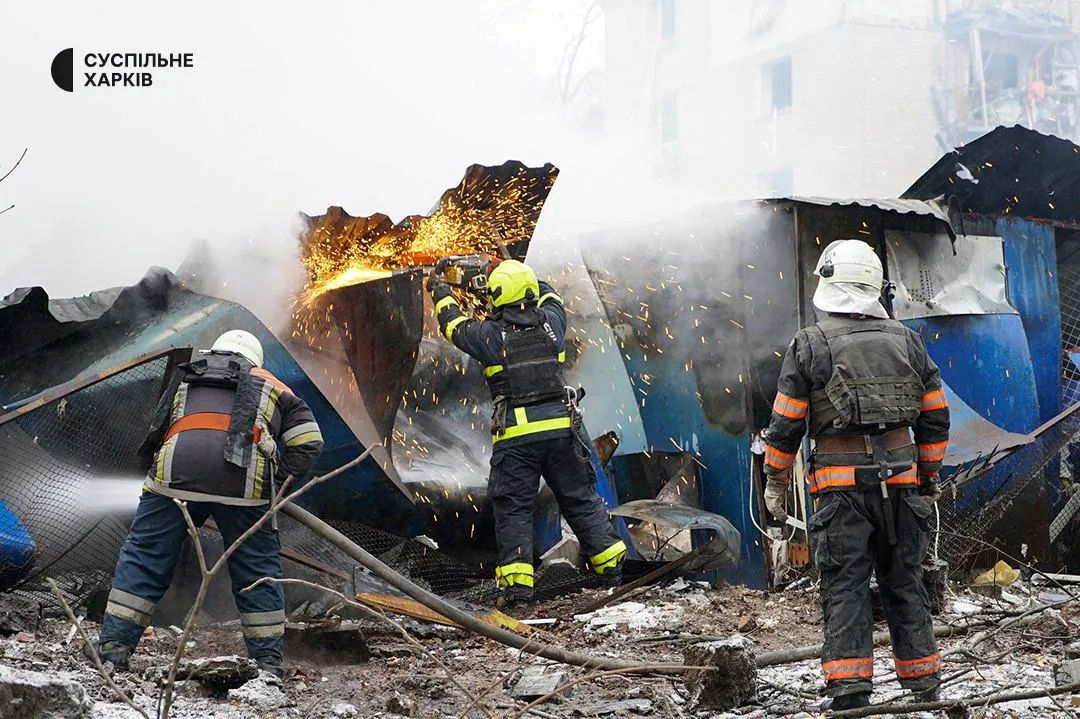У Харкові з-під завалів будинку врятували чоловіка: під руїнами лишаються його дружина і дитина