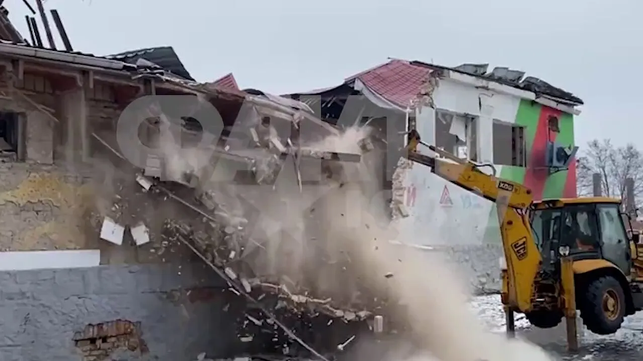 У Києві почали демонтаж зруйнованої російською ракетою будівлі спорткомплексу dqxikeidqxidqeant