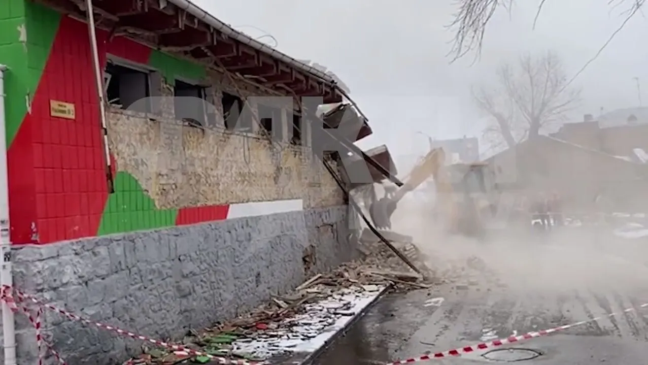 У Києві почали демонтаж зруйнованої російською ракетою будівлі спорткомплексу