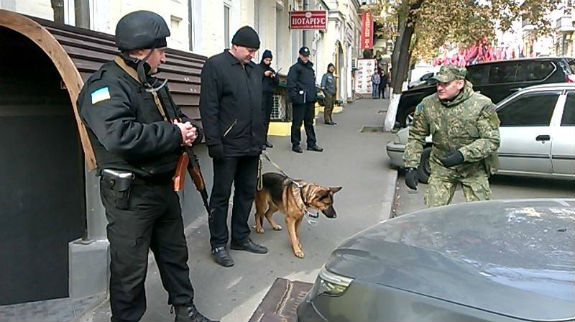 Міліція обшукує учасників "Маршу Героїв": Вилучено газові балончики та смолоскипи (ФОТО) - фото 1 Міліція обшукує учасників "Маршу Героїв": Вилучено газові балончики та смолоскипи (ФОТО) - фото 1 dqxikeidqxidqeant