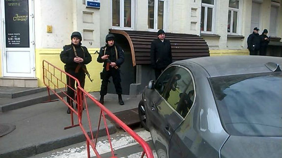 Міліція обшукує учасників "Маршу Героїв": Вилучено газові балончики та смолоскипи (ФОТО) - фото 3 Міліція обшукує учасників "Маршу Героїв": Вилучено газові балончики та смолоскипи (ФОТО) - фото 3