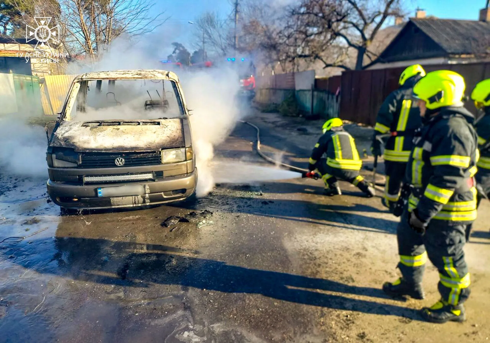 В Киеве во время движения загорелся микроавтобус: подробности. Фото и видео dqxikeidqxidqrant
