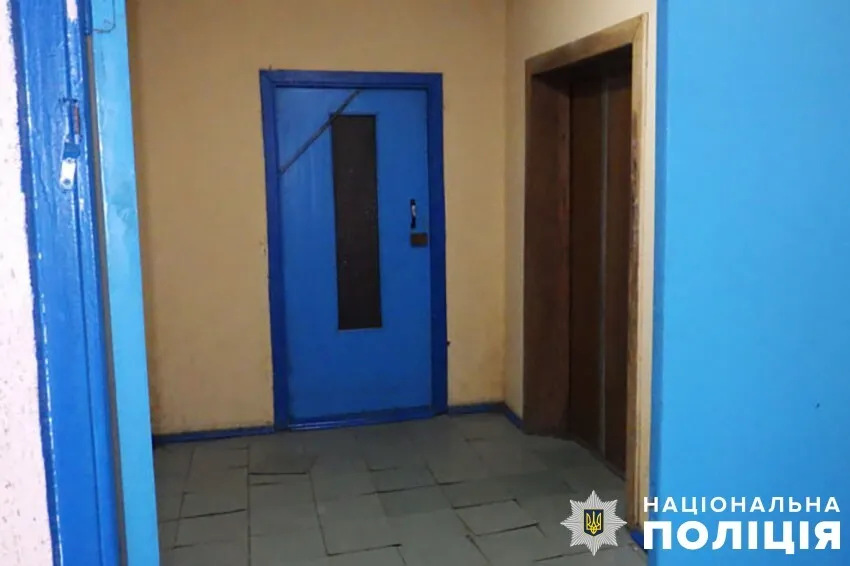 У Києві чоловік під час сварки ледь не вбив сусіда: у під’їзді будинку вдарив ножем та втік. Фото dqxikeidqxidqeant