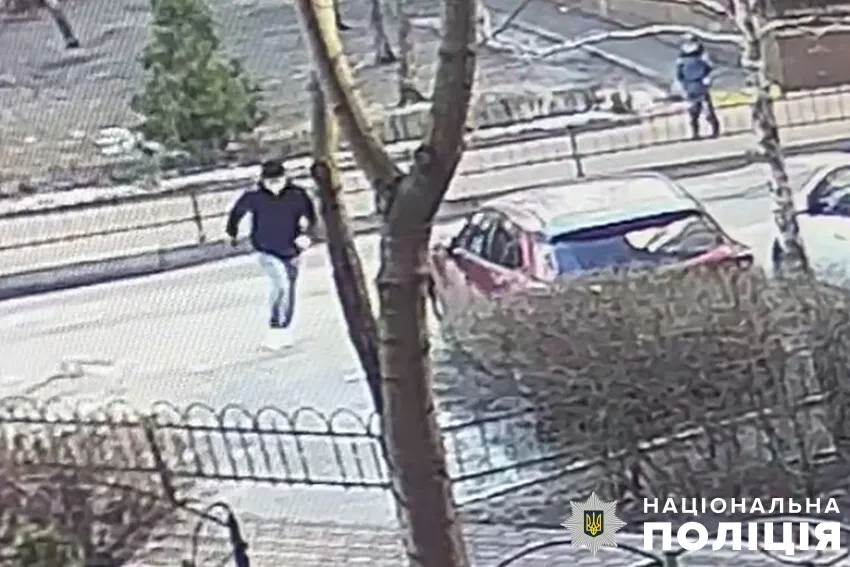 У Києві затримали рецидивіста, який пограбував дитину: злочин зафіксувала камера. Відео dqxikeidqxidqeant