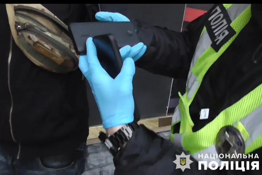 У Києві затримали рецидивіста, який пограбував дитину: злочин зафіксувала камера. Відео