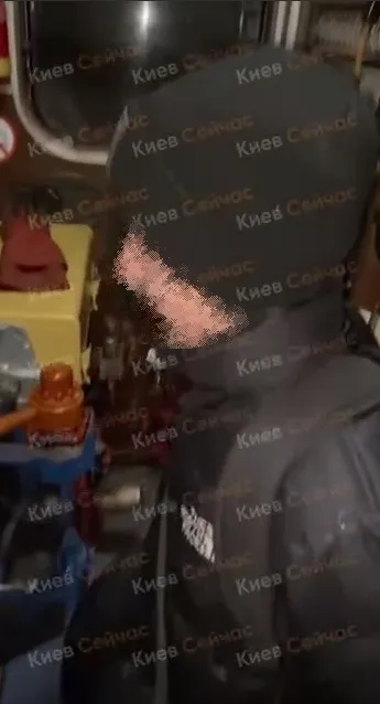 В Киеве подростки залезли в кабину водителя во время движения поезда метро: инцидентом загорелась полиция. Видео