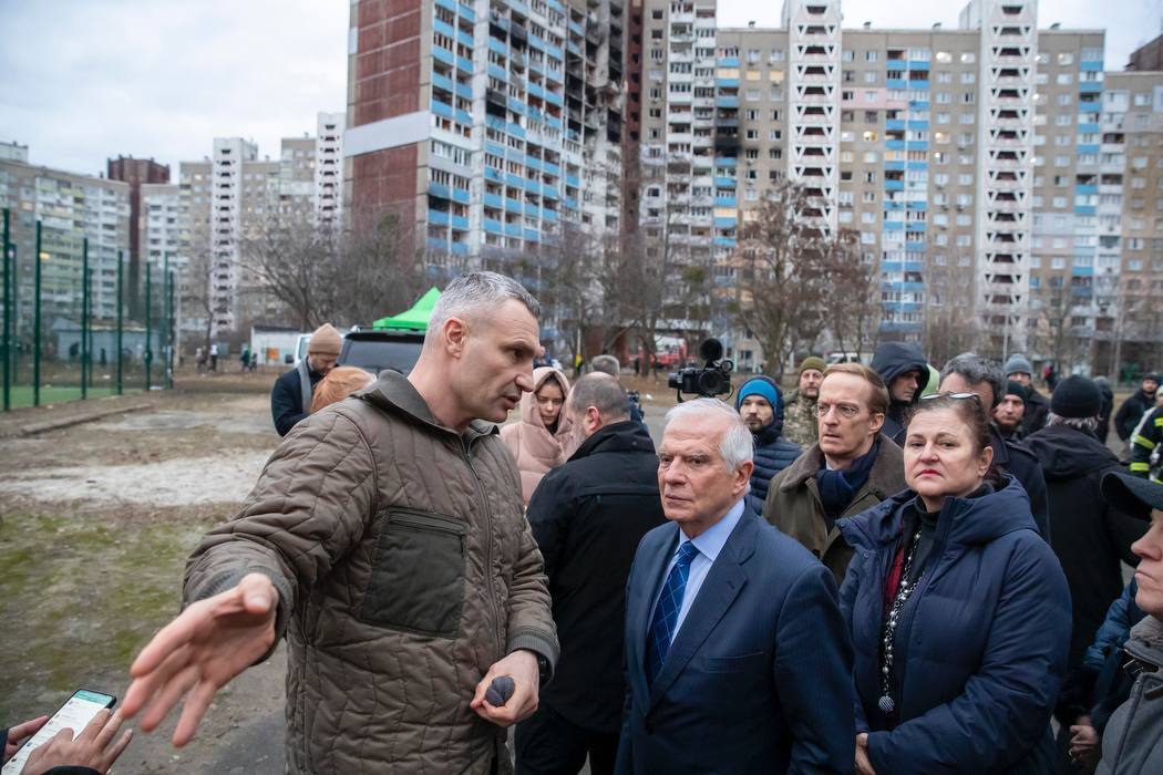 Загинуло 4 людей та майже 40 постраждали: Кличко показав  Боррелю наслідки ранкової російської атаки на Київ dqxikeidqxidqrant