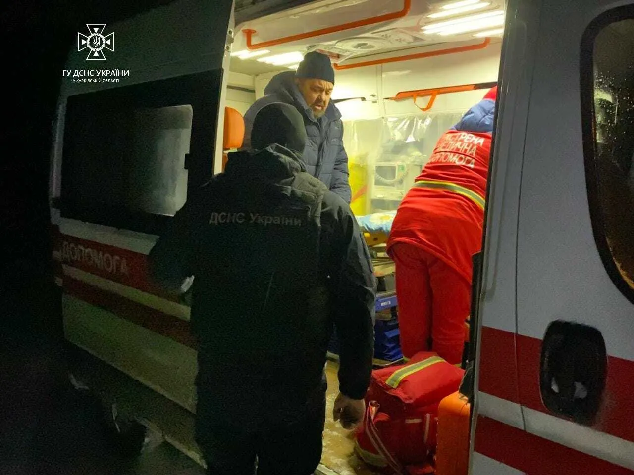 На Харківщині після ворожої атаки з-під завалів дістали тіло жінки. Фото dqxikeidqxidqrant