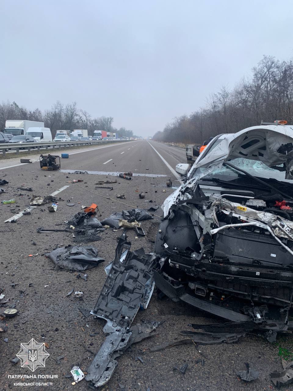 На Київщині легковик протаранив спецтранспорт дорожньої служби: рух перекрито, є постраждалі. Фото