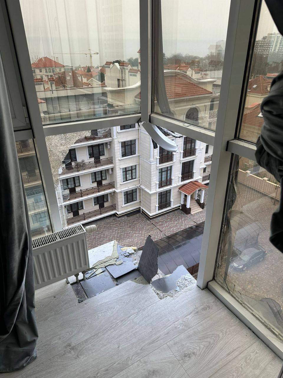 A Russian X-59 missile was shot down in Odessa: the debris damaged a building. Photo dqxikeidqxidqrant