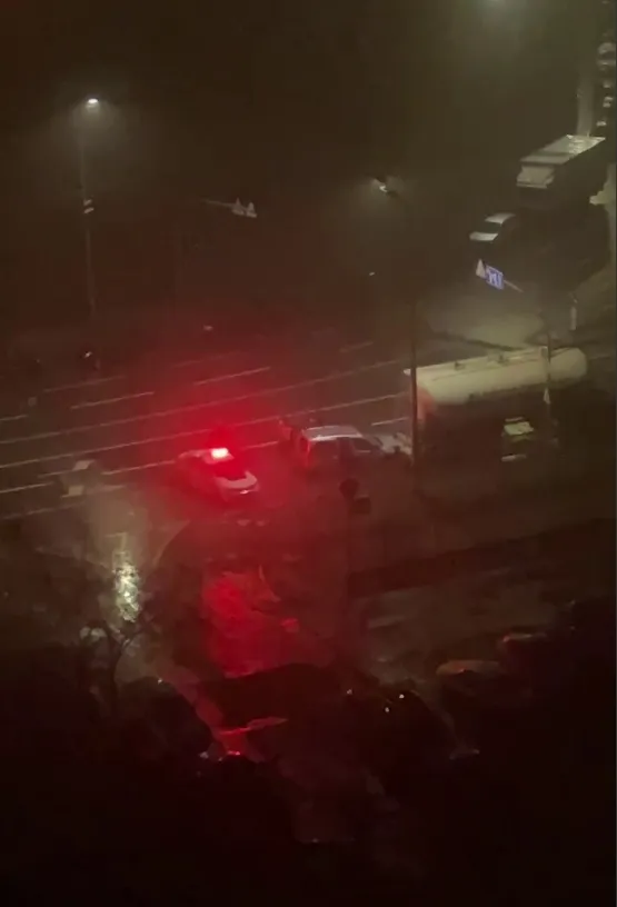 У Києві на Троєщині легковик під час комендантської години протаранив автоцистерну. Фото і відео dqxikeidqxidqeant