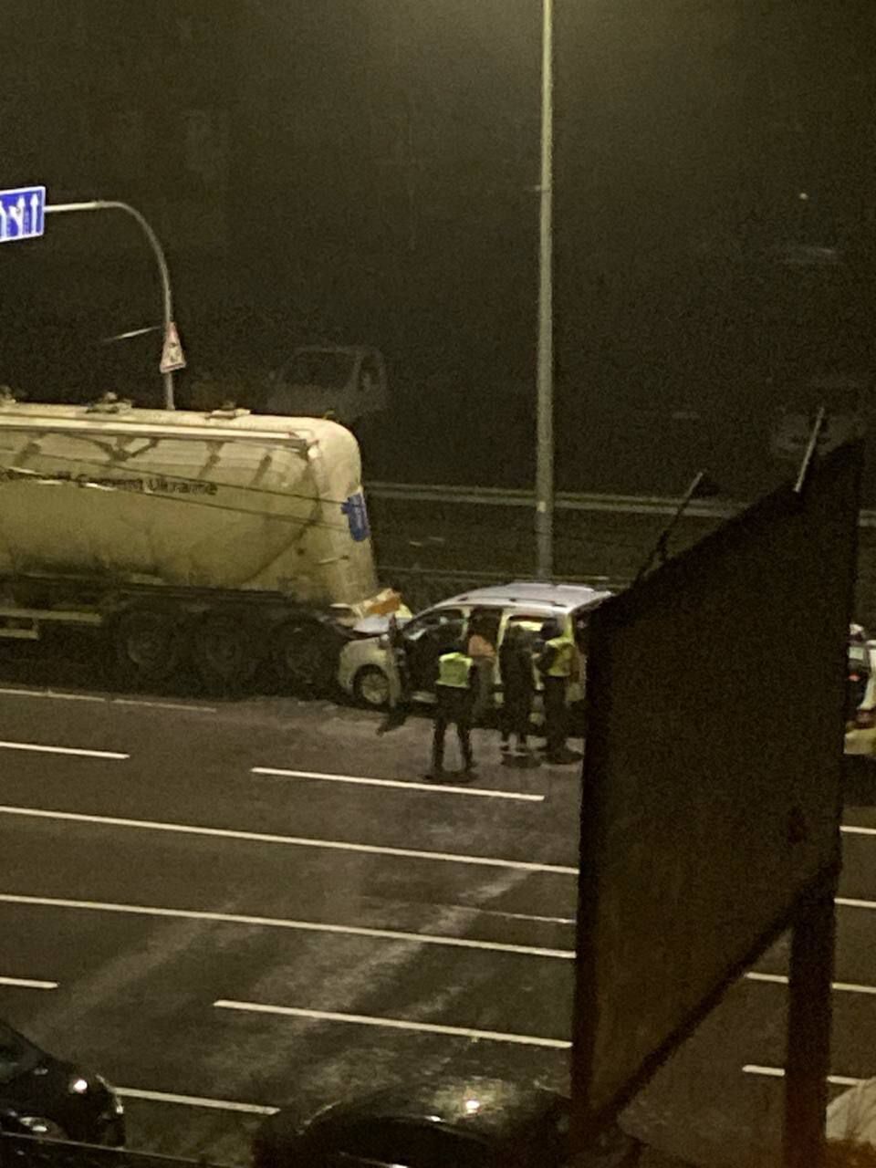 У Києві на Троєщині легковик під час комендантської години протаранив автоцистерну. Фото і відео