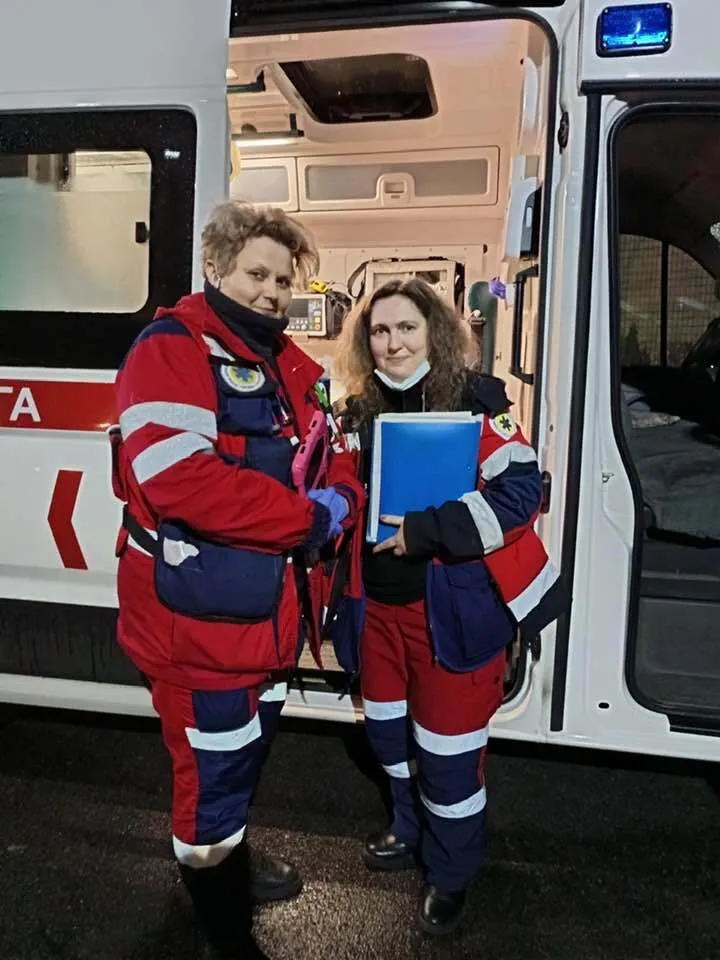 Лікарі діяли швидко та успішно: у Києві жінка народила прямо в машині