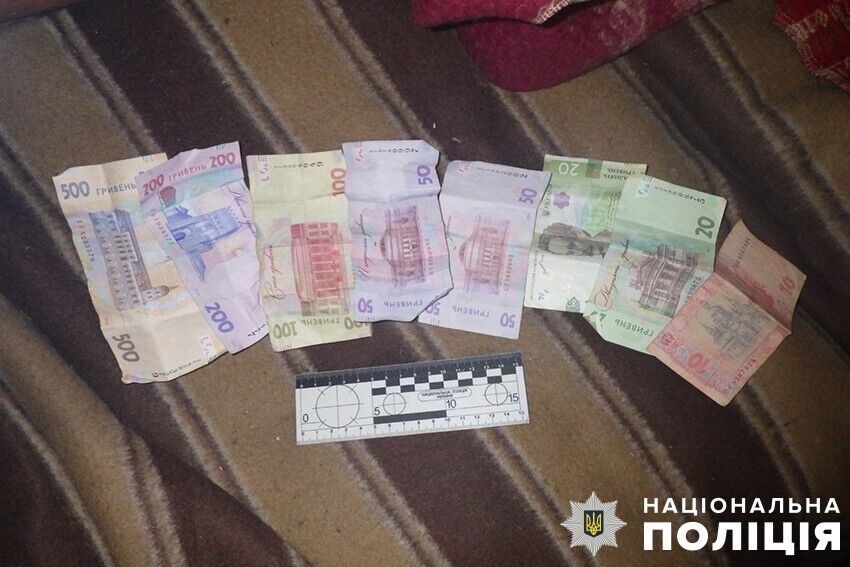 Жорстоко побили та пограбували перехожого: у Києві оперативно затримали трьох зловмисників. Фото dqxikeidqxidqrant