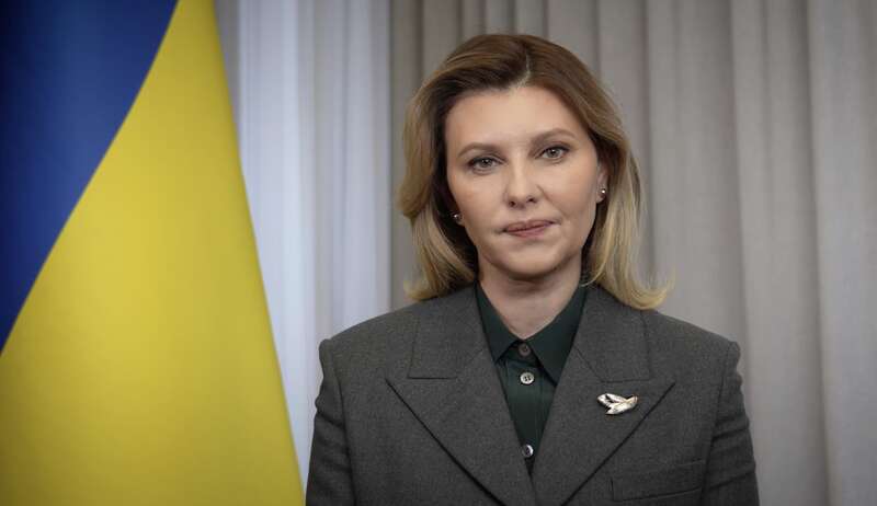 Оливковая блуза и брошь с птицей: Елена Зеленская в новом образе обратилась к жителям Канады dqxikeidqxidqeant