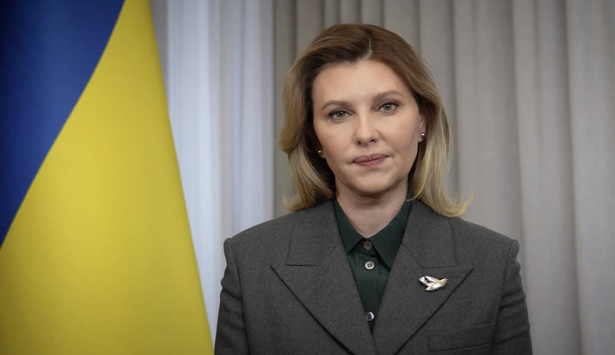 Оливкова блуза і брошка з птахою: Олена Зеленська в новому образі звернулася до жителів Канади dqxikeidqxidqeant