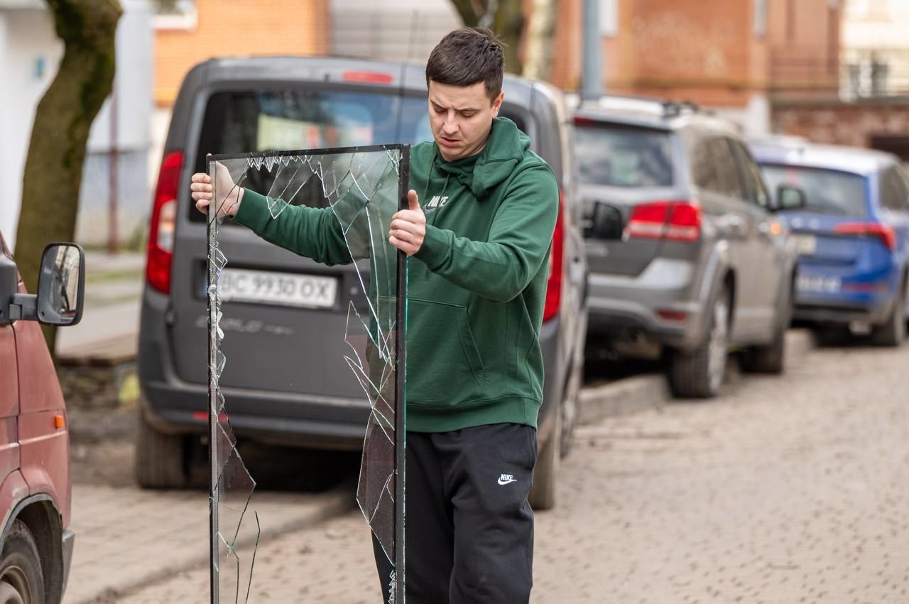 Пошкодження внаслідок ракетної атаки у Львові / © Максим Козицький / Facebook